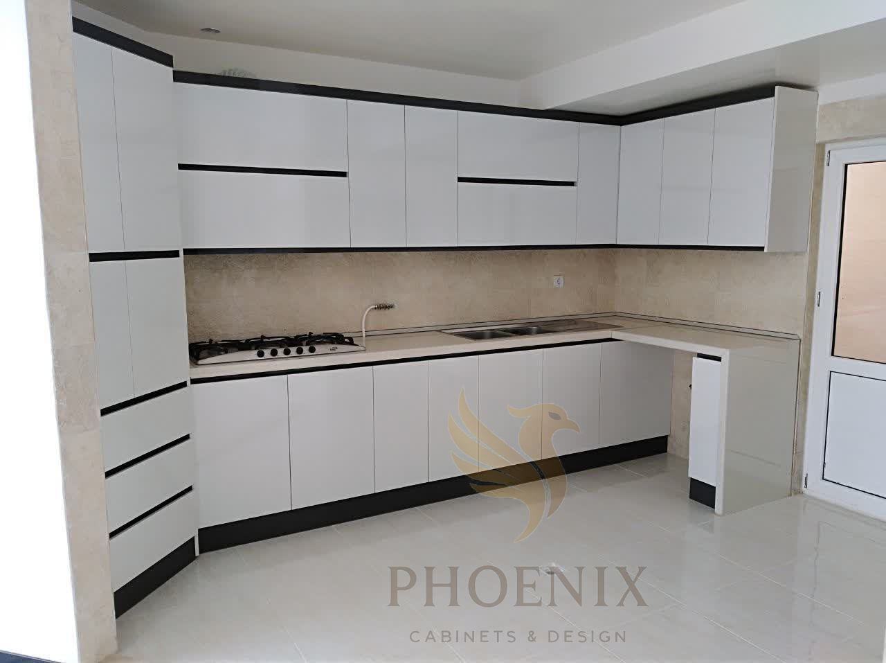 کابینت با بک‌اسپلش مشکی
